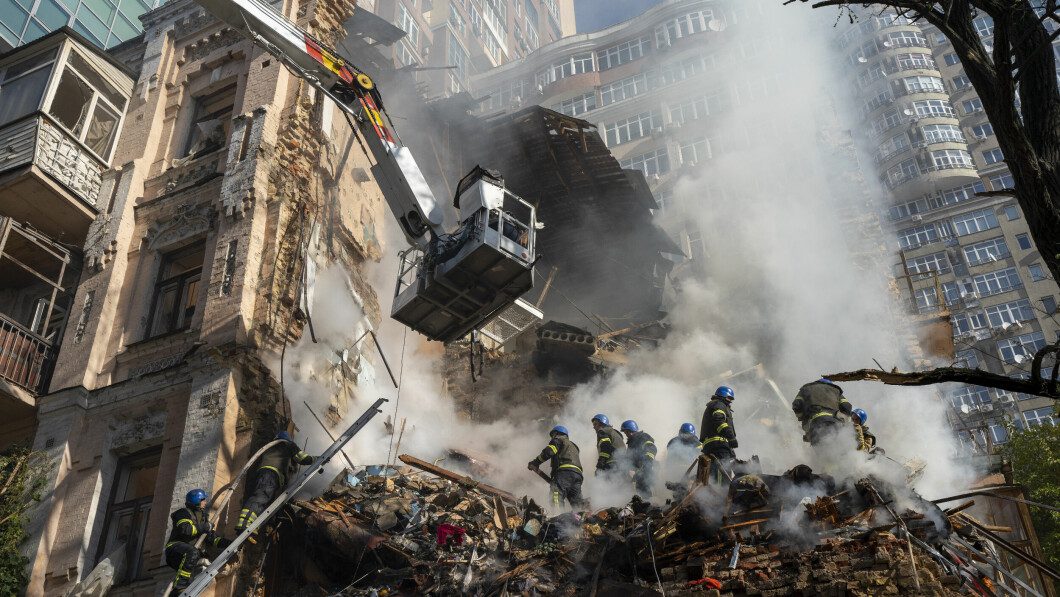 Fire crews are at the scene after a drone strike in Kyiv on October 17.  Photo: Roman Hrytsyna / AP / NTB