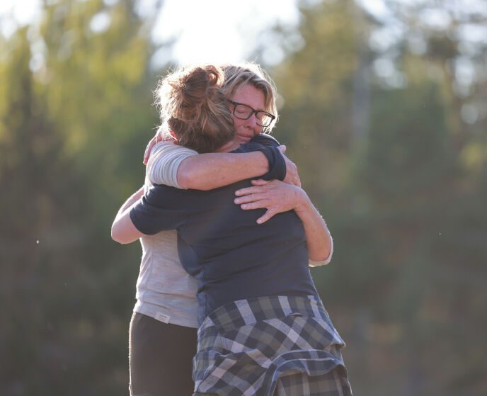 Nice hug: Stine Engen gets a nice hug from her friend before leaving the farm.  Photo: Anton Chokiu / Strix / TV2