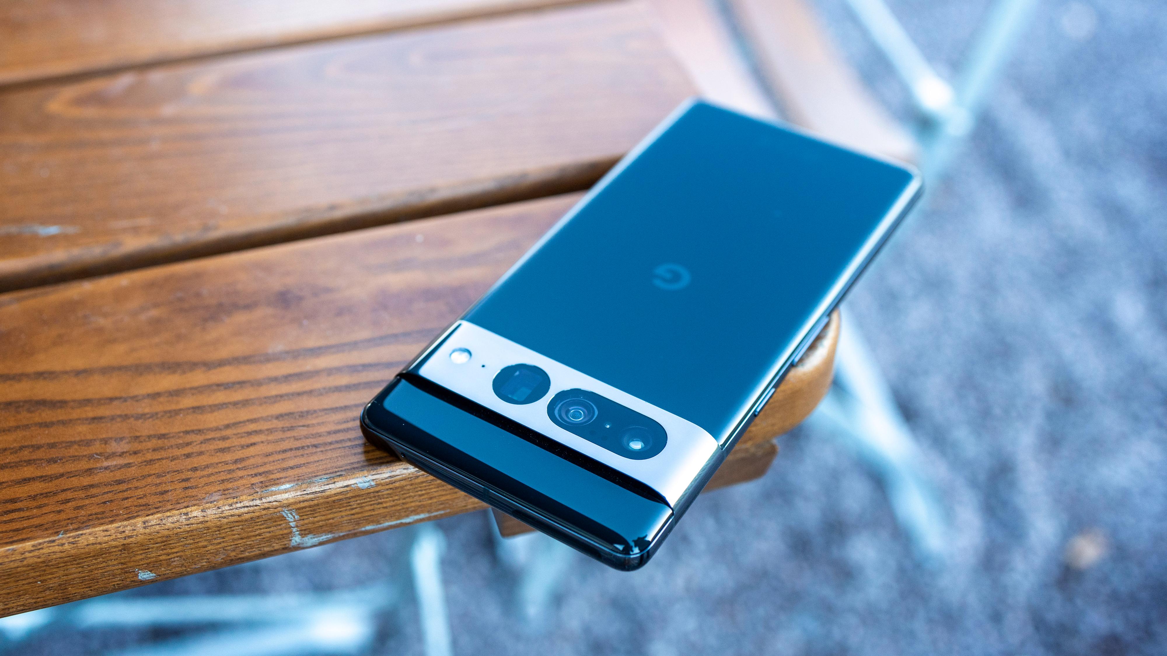 Google's silver-colored Pixel 7 and Pixel 7 Pro phones will be available in Norway.  We had a chat with the head of Pixel at Google about the Norwegian market, about the strategy and the way forward. 