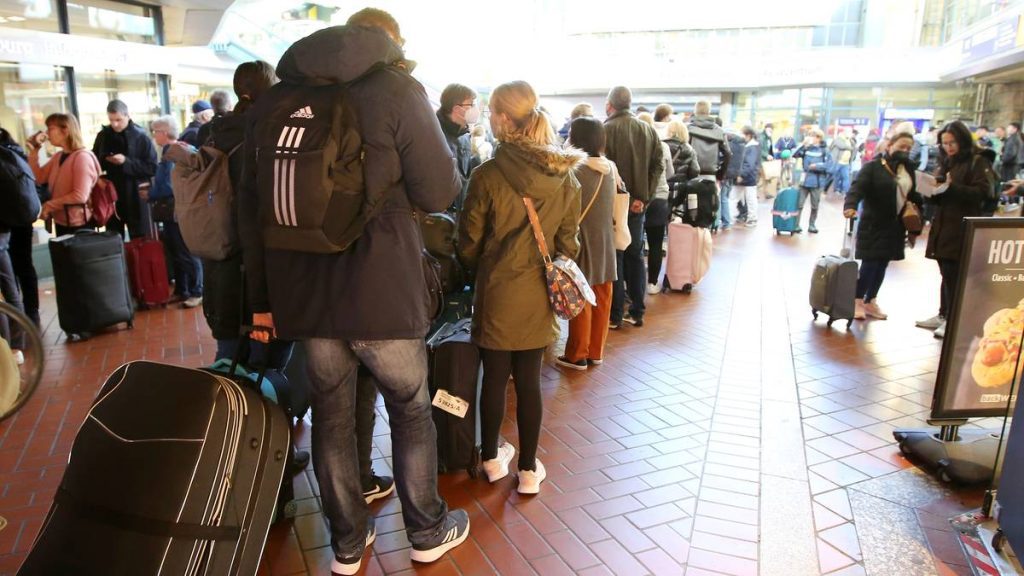 Folk i kø på togstasjon i Hamburg