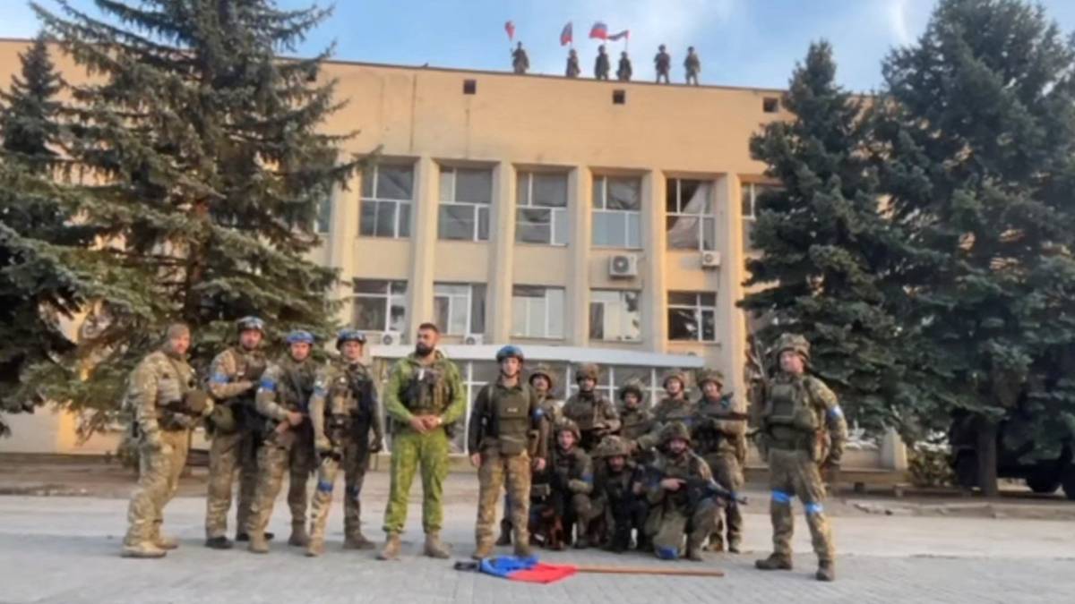 Ukrainske soldater erklærer seier foran rådhuset i Lyman 1. oktober 2022. Stillbilde tatt fra video.