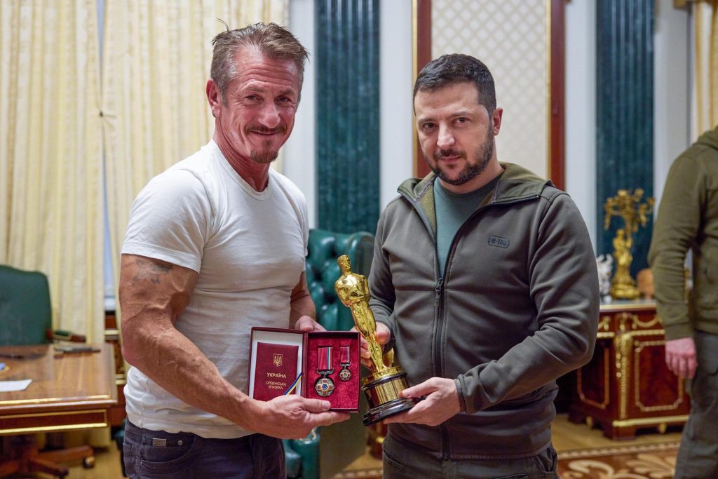 Sean Penn presented his Oscar figurine to Ukrainian President Volodymyr Zelensky - VG