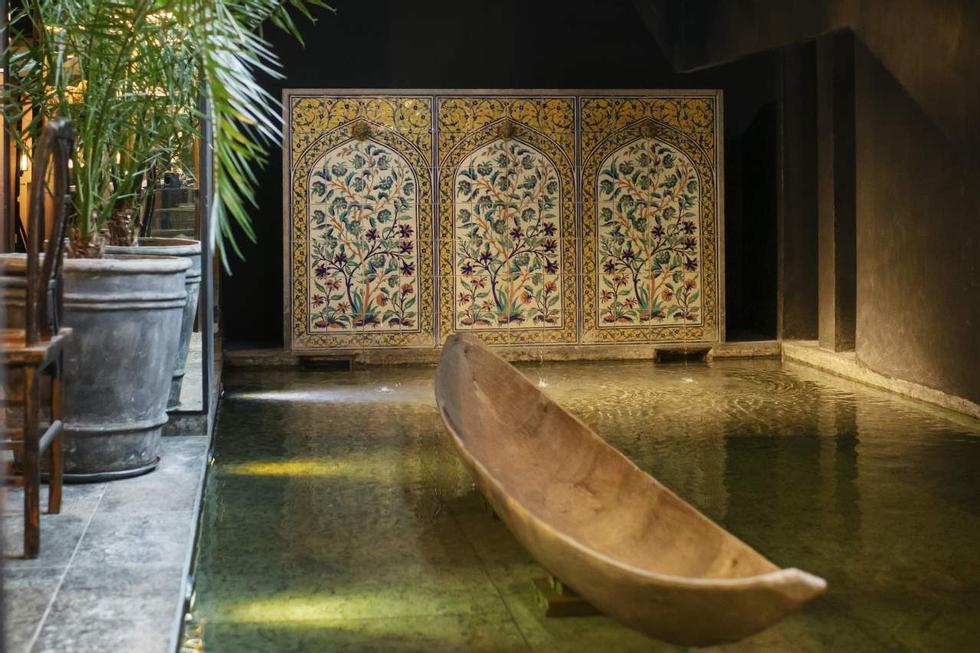 Discovery used: a roaring waterfall under the reception area, an old wooden canoe floating in the middle of the paddling pool.  The hotel manager found it in an antiques shop in the Danish capital.  Photo: Evind Jeseth/Capital