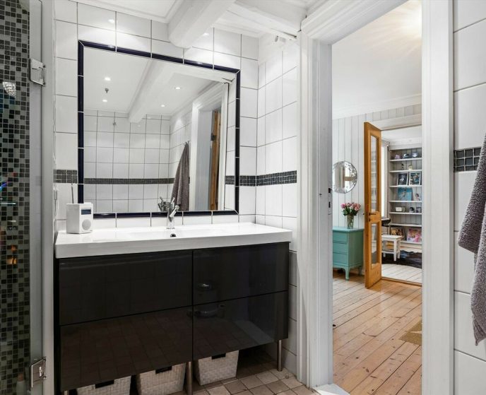 Bathroom: There is a bathtub and shower in the apartment.  Photo: BA Boligfoto