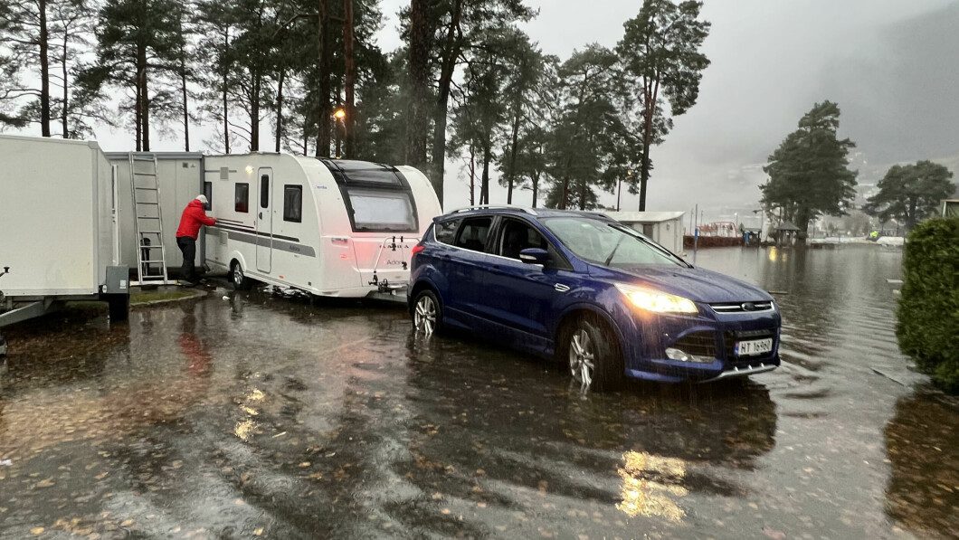 Campsite cleanup: Desperate campers at Voss Camping try to save their caravans from the massive amounts of water from Vangsvatnet.  Photo: Stine Carlsen / Avisa Hordaland / NTB