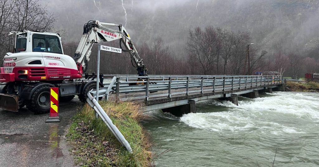 Storm sweeps western Norway after meteorologists issued a red warning