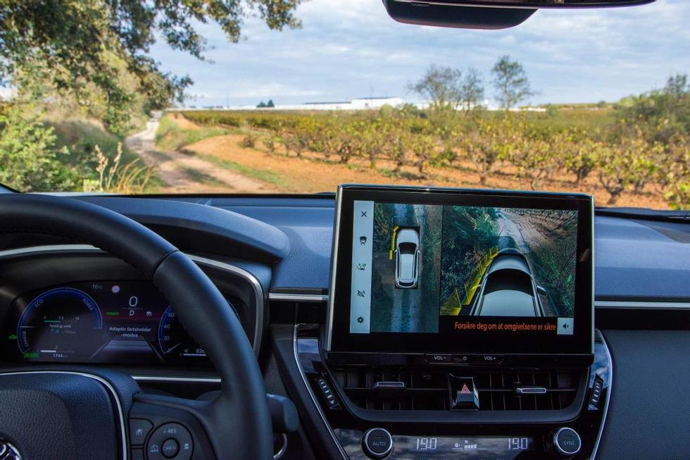 Toyota Corolla Cross can get out among the vineyards in Spain without encountering any particular problems.  When it notices that you have chosen a narrow path, it activates a camera that allows you to see stones and obstacles along the side and partly under the car.  Photo: Ragnvald Johansen/Finansavisen