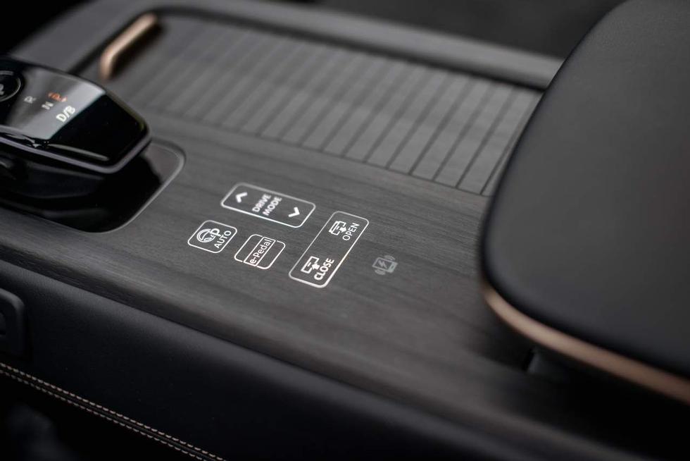 The buttons are located so that you can find them easily.  It's a feature you shouldn't always take for granted in today's electric car.  Photo: Håkon Sæbø / Finansavisen
