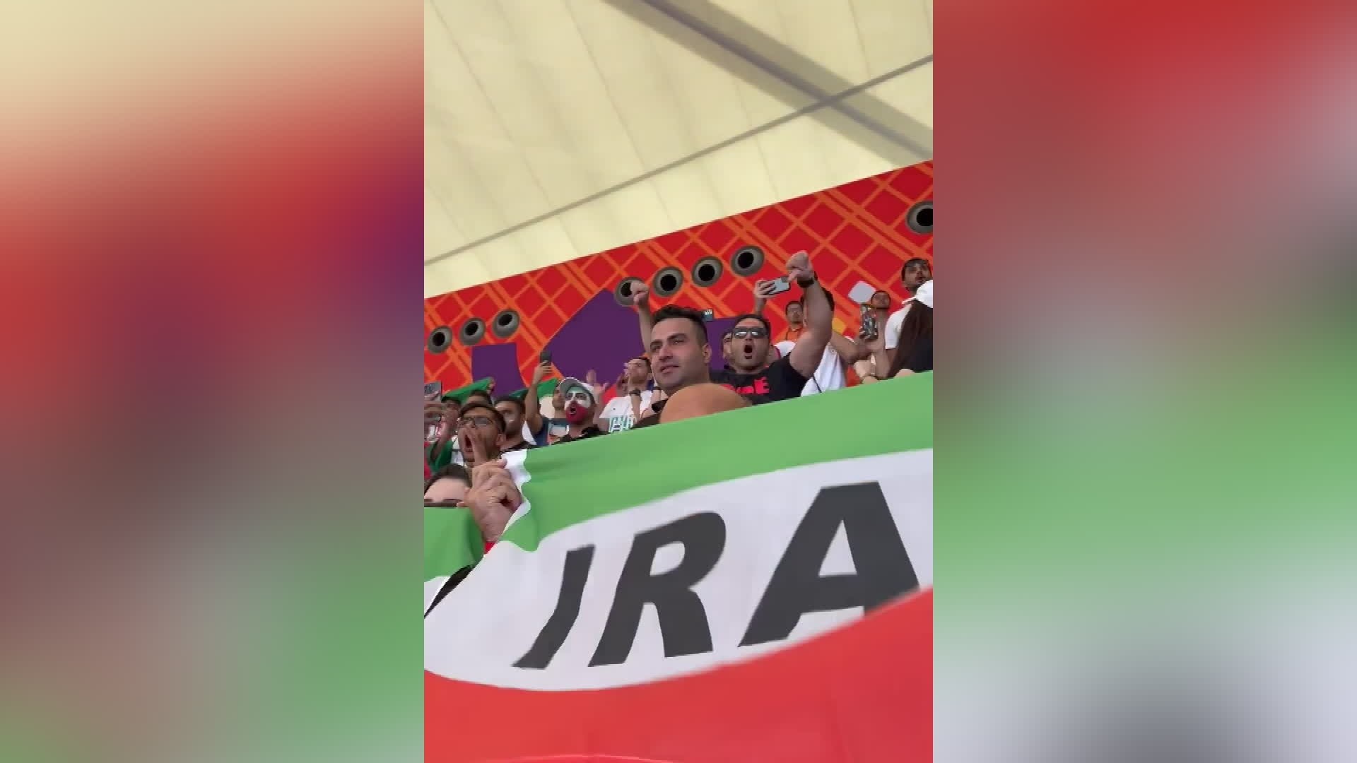 Here Iran's supporters bow to the national anthem - Players refuse to sing - NRK Sport - Sports news, results and broadcast schedule
