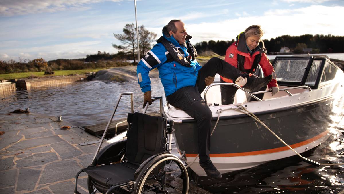 Carl Henrik Bache og kona Anette Forsén Bache går i land fra båten.