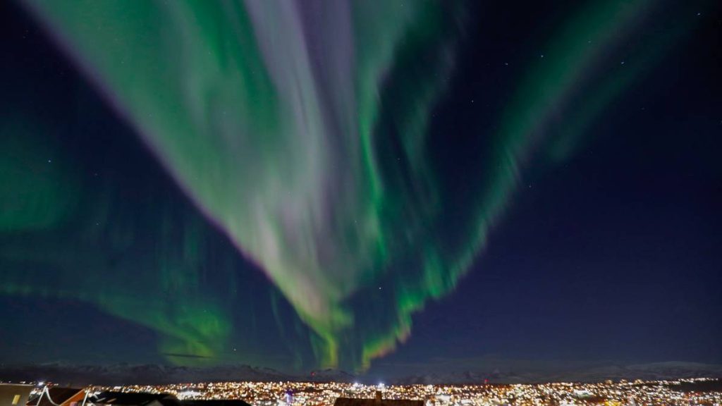 Nordlyset dekket nesten hele himmelen i Tromsø onsdag 2. november 2022.