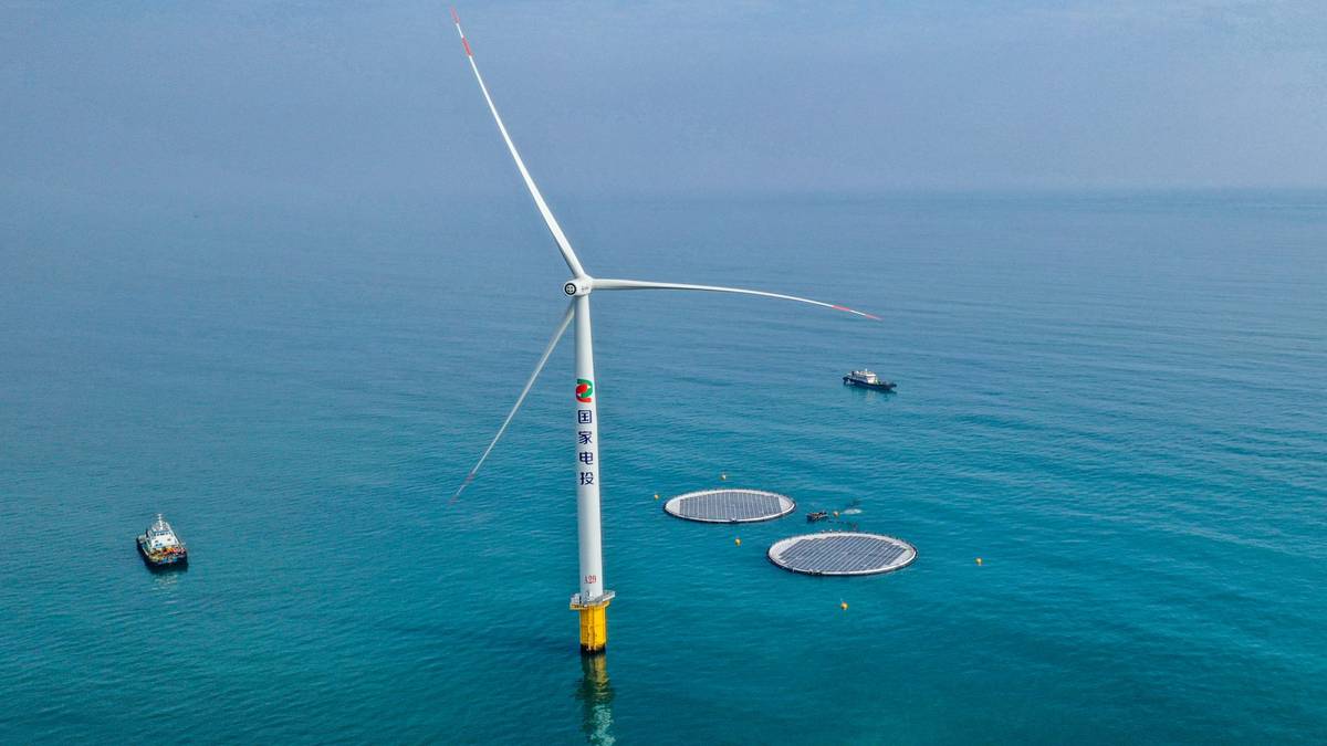 Flytende solceller knyttet til en offshore vindturbin i Kina