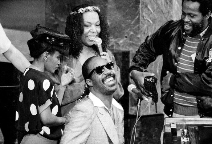 Artists: Roberta Flack (back) pictured with Stevie Wonder in 1985. Photo: AP/NTB