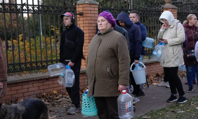 Filling with water: People lined up to fill water at public water taps in Kyiv after Monday's attack.  Photo: Sam Mednick/AP/NTB