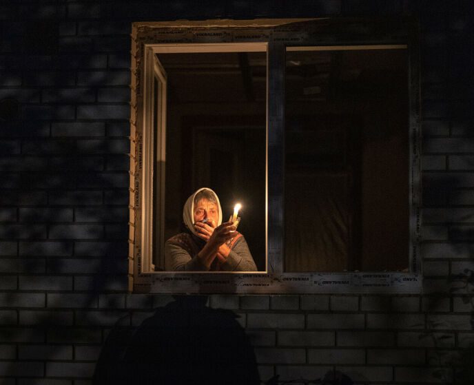 Blackout: A 70-year-old woman holds a candle from the window during one of the many blackouts that have hit Ukraine recently.  Photo: Emilio Morenatti/AP/NTB