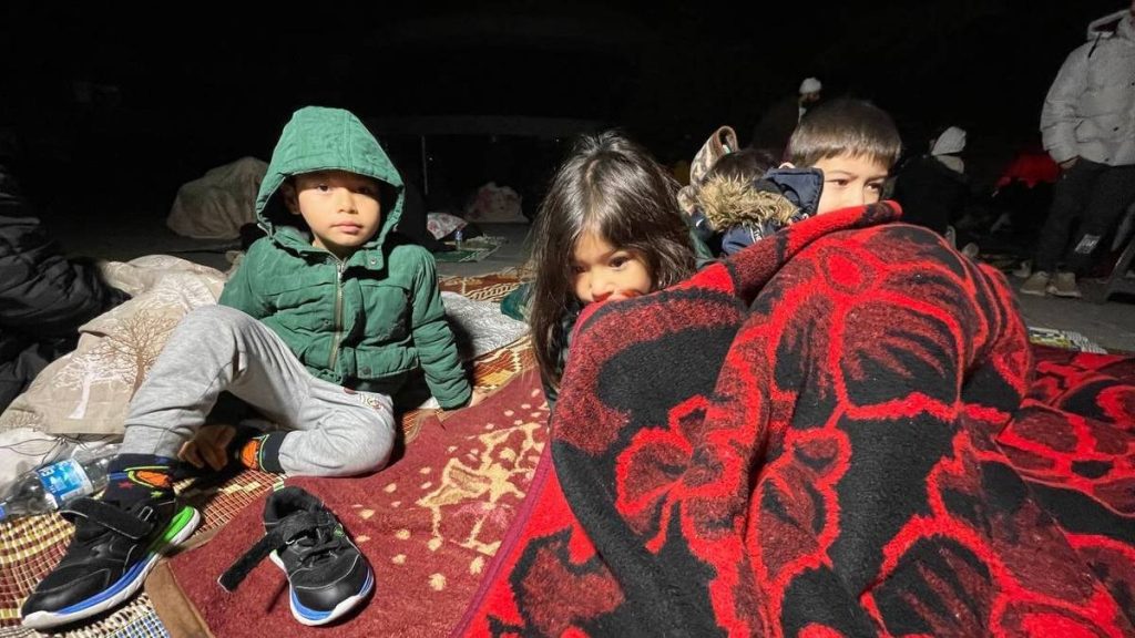 Barn og voksne tilbrakte de siste nattetimene ute etter at et jordskjelv rammet Duzce-provinsen i Tyrkia, natt til 23. november.