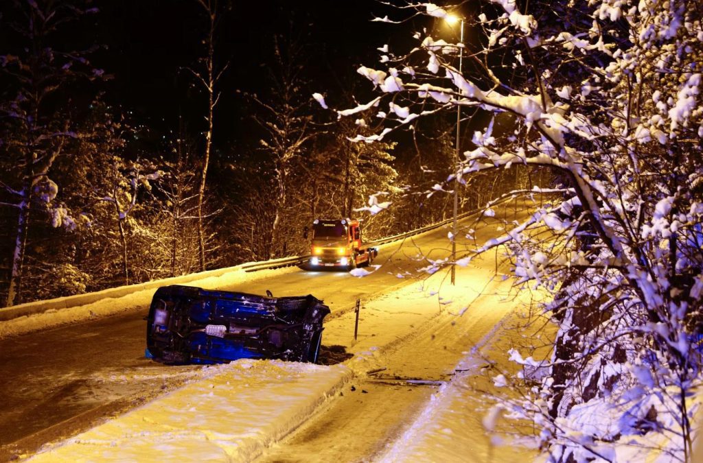 A 60-year-old man died after driving over a cliff in Bergen