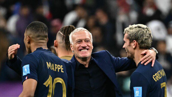 JULITECH: Didier Deschamps (C) celebrated the quarter-final victory over England with French stars Kylian Mbappe and Antoine Griezmann.  Photo: Anne-Christine Pujolat