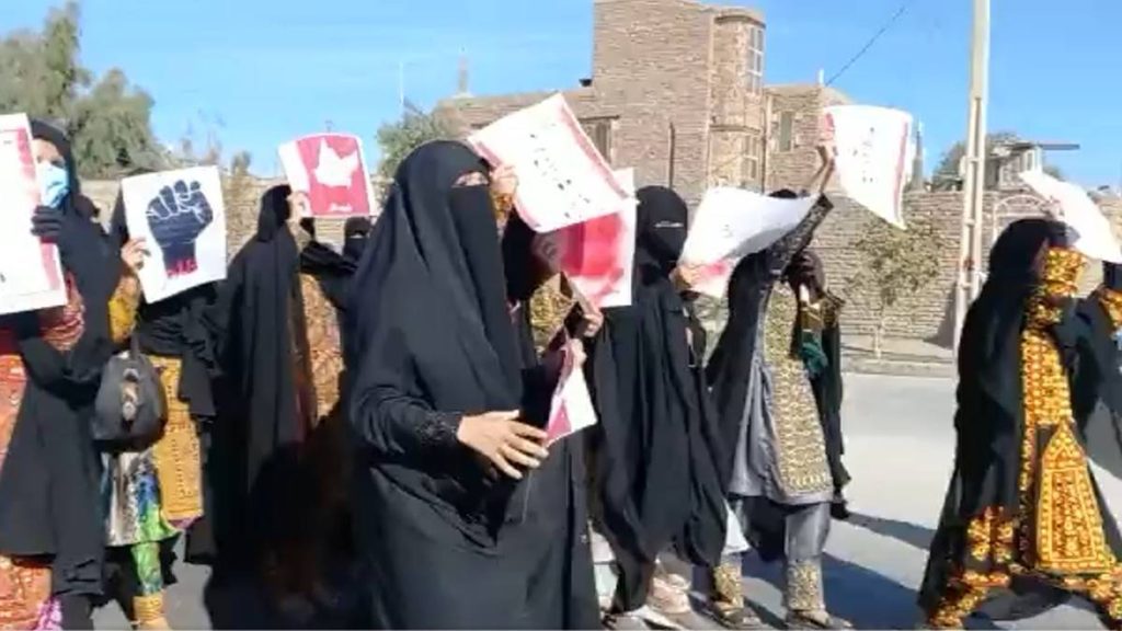 Kvinner protesterer i regionhovudstaden Zahedan i Sistan-Balutsjistan i Iran.